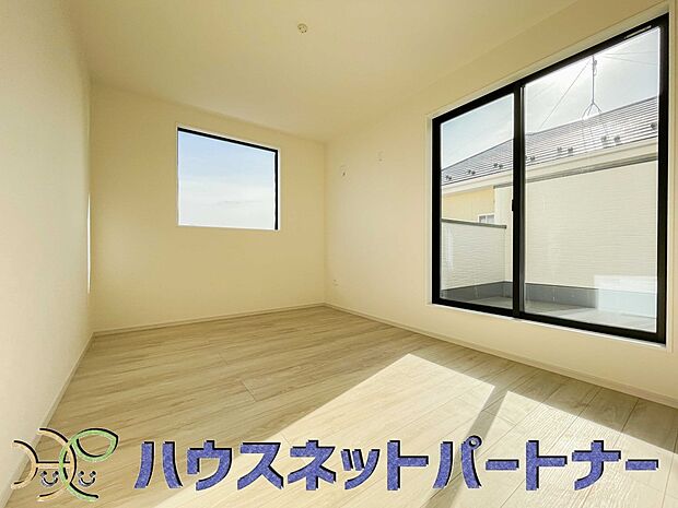 バルコニーに直接出入りできるお部屋です。ちょっと外の空気を吸いたい時や、ベランダでミニガーデニングなども楽しめそうです。