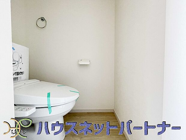 快適な生活を送るための必須アイテムとなった洗浄機能付トイレ。おしり洗浄、ビデ洗浄、暖房便座の3つの機能を標準装備しています。