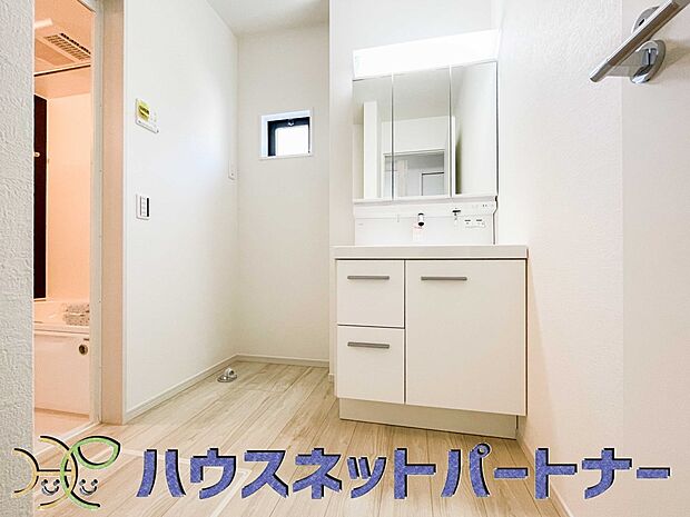 大きく見やすい三面鏡で清潔感ある洗面台は、身だしなみチェックや肌のお手入れに最適です。何かと物が増える場所だからこそ、スッキリと見映えの良い空間に拵えました。