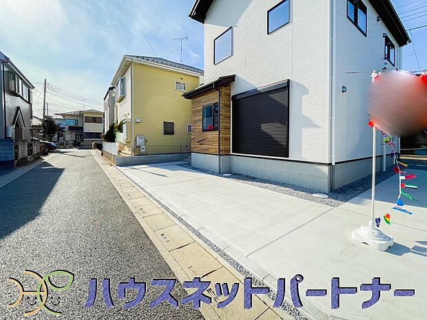 角地でお車を駐車するのも楽々。広い道路なのでお子様の通学も安心ですね。