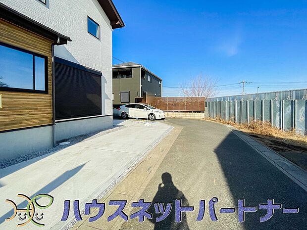 前面道路の日当たりの良い明るいお家。