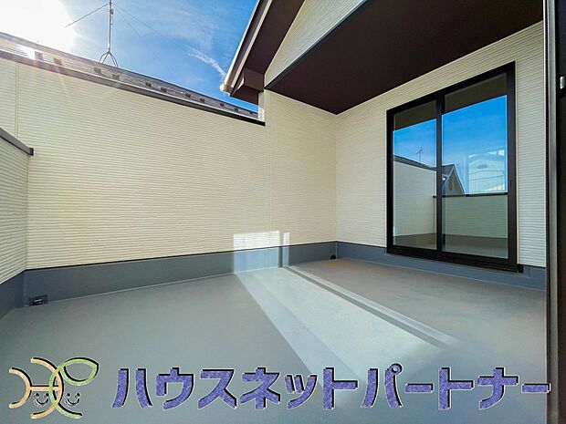 南バルコニーなので日当たり良。ワイドバルコニーで布団もゆったり干せます。