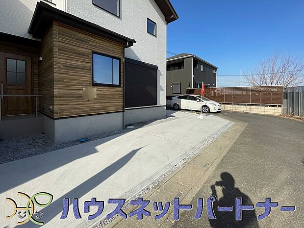 ゆったりとした駐車スペースを確保いたしましたので、大きめのお車でも駐車可能です。自転車やバイクなど、ゆとりのある敷地で置き場所に困ることはないでしょう。