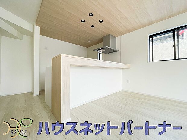 お料理できたらカウンターから手渡しができます。家族で会話をしながらお料理を楽しく。