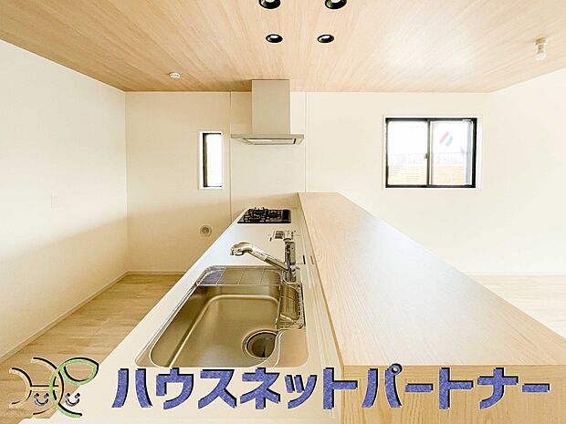 人工大理石のワークトップやシンクは、水を流しただけできれいになったように見えます。白いキッチンは明るく清潔感があり、とっても素敵です。