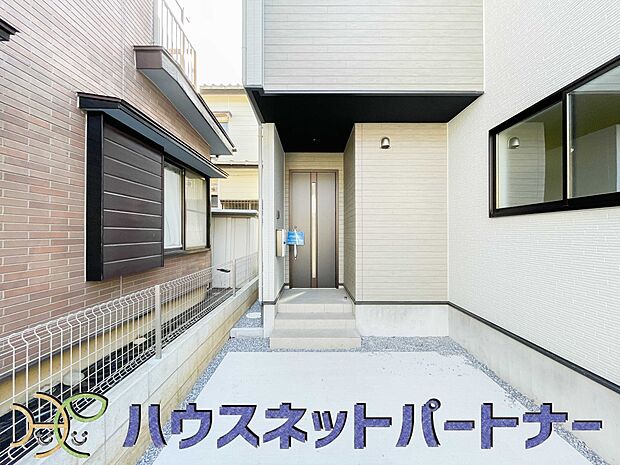 玄関はおうちの顔と言われます。玄関アプローチは、外観デザインの印象を左右します。ご家族の個性を出しながら、素敵な玄関でお客様をお迎えしてください。