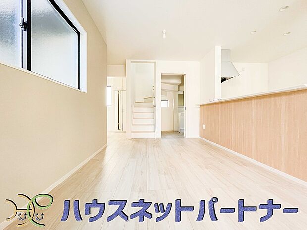 階を移動する際にリビングを通る、リビングイン階段。自然なかたちで家族が集まるため、お子様の個室が2階にある場合でも、毎日の挨拶や会話が増えやすくなります。