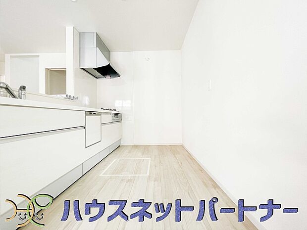 明るい自然光が入る作業スペースを多くとったキッチン採用。夫婦揃ってキッチンに立っても調理がしやすく、家事をしながら会話も弾みます。食器類もすっきりと片付く収納力。