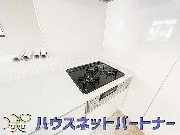 三口コンロで料理の幅を拡げてくれる使いやすいシステムキッチンを採用。洗い場も大きいので野菜や食器を洗ったりする際にも捗り、奥様の強い味方となってくれるはずです。