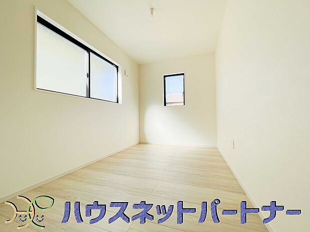 陽光が降り注ぐ明るく開放的な空間が魅力的。