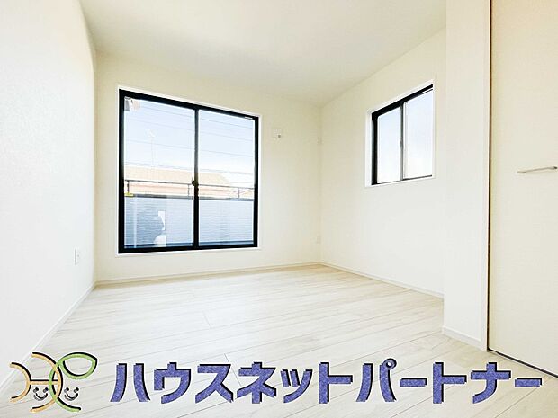 明るい窓のあるお部屋は子供部屋にぴったり。可愛い家具で素敵なお部屋に。