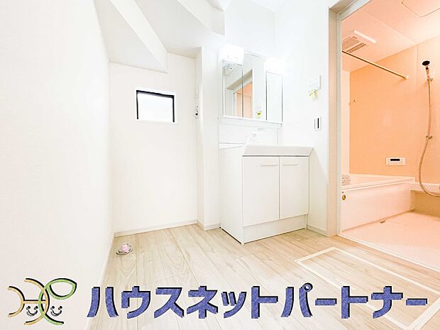 家の中でも特にプライベートスペースとなる洗面所は、洗濯場所と浴室を同じ空間でまとめております。小窓を設置しておりますので、熱気などが籠りやすい空間でちょっとした空気の入れ替えを。