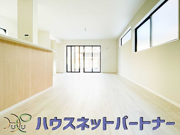 忙しい朝でも家族揃って食事をして頂ける、ゆとりある大きさのダイニングスペース。奥様の手料理をカウンター越しに受けとって頂き、テーブルで囲む素敵な時間を存分にお愉しみ下さい。