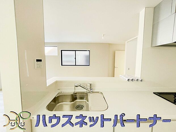 キッチン吊戸棚を無くす事によって、コミュニケーションを重視した設計に致しました。区画によって変わる一体感を、実際にご覧になって頂けましたらと思います。 