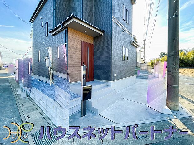 上質感漂う玄関へのアプローチ。居住者の帰り、訪れる方を優しく迎える・安らぎに満ちた生活空間を予感させる。健やかな暮らしを楽しめそう。