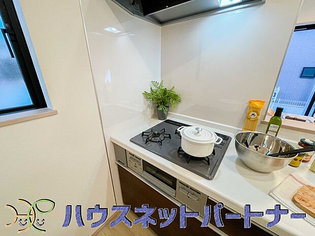 三口コンロで料理の幅を拡げてくれる使いやすいシステムキッチンを採用。洗い場も大きいので野菜や食器を洗ったりする際にも捗り、奥様の強い味方となってくれるはずです。