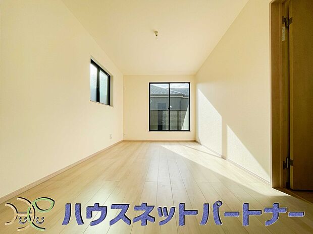 窓のある洋室は落ち着いた雰囲気のお部屋です。ベッドを置いてゆったりと心も体も休まるお部屋へ。