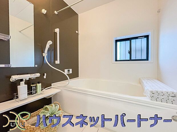 高級感溢れるカラーと大きさ・柔らかな曲線で構成された半身浴も楽しめるバスタブが心地よさをもたらします。