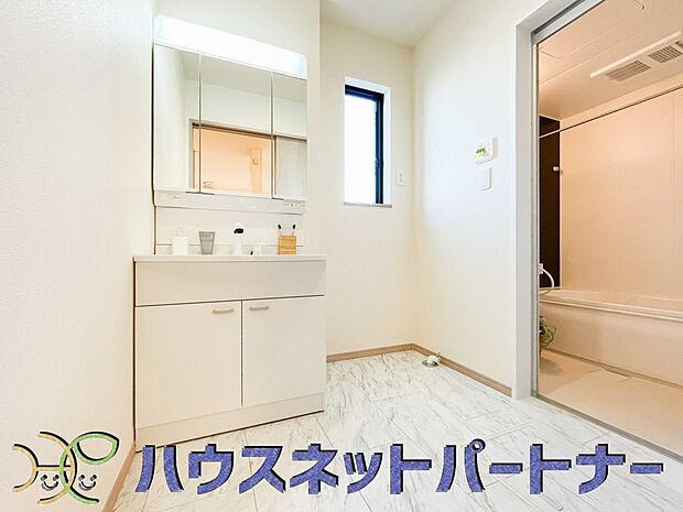 洗面室のある脱衣所は広々。脱いだお洋服をそのままお洗濯。