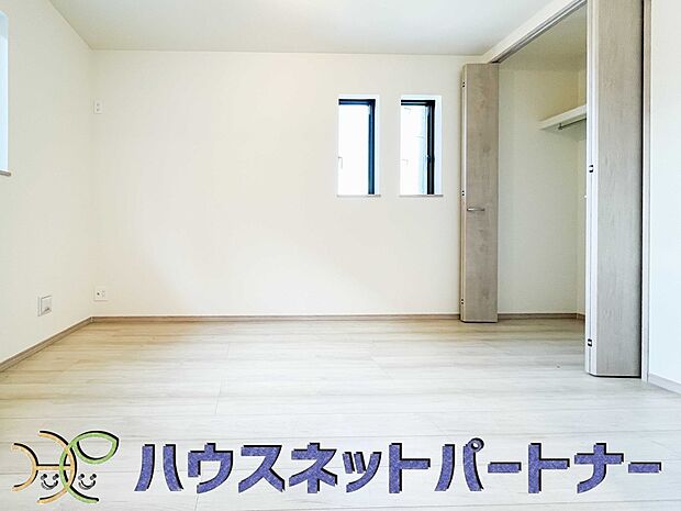 多くの人がお困りの住まいの収納。壁面クローゼットがあればタンスを置く必要がなく、出っ張りのないスッキリ空間を維持できます。限られたスペースを有効に活用できそう。