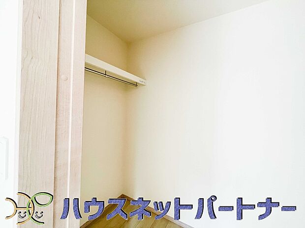 たくさんの洋服をかけてもシワになりにくいウォークインクローゼット。洋服以外にも、普段使わない家電やスーツケース、ストック品など何でも片付く嬉しい空間です。