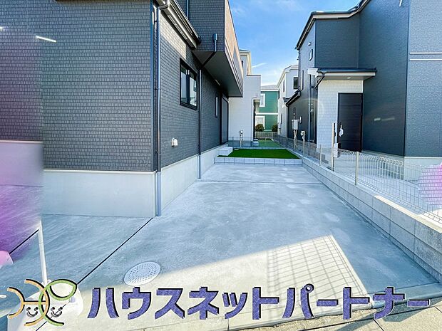 カースペース2台可。敷地内に駐車スペースが2台分確保されています。通勤、お出かけ、ショッピングなど、家族で出かける際の足となる車。状況に応じて使い分けたい、そんな方におすすめです。