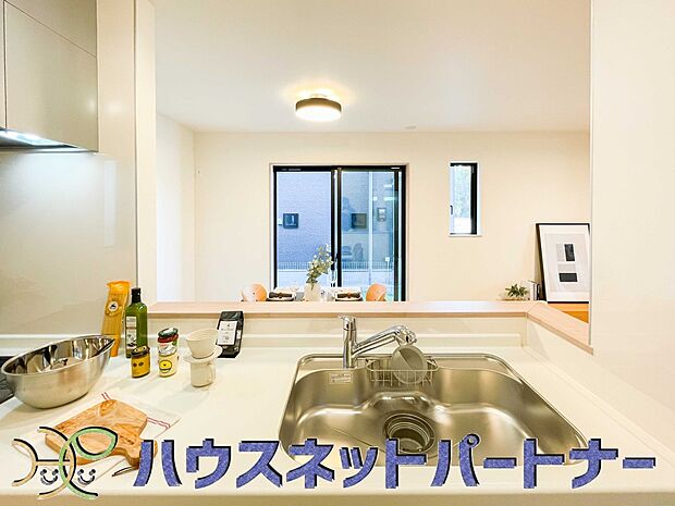 明るく開放的なオープンキッチン。※家具はイメージです。