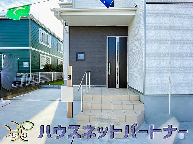 玄関の扉を開けるとそこは家族の待つお家。笑い声が聞こえてきそう。