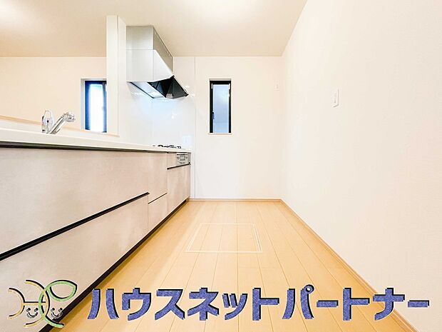 明るい自然光が入る作業スペースを多くとったキッチン採用。夫婦揃ってキッチンに立っても調理がしやすく、家事をしながら会話も弾みます。食器類もすっきりと片付く収納力。