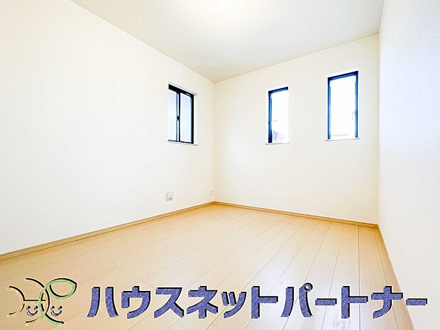 柔らかな光り差し込む家族に優しい洋室は子供部屋にぴったり。