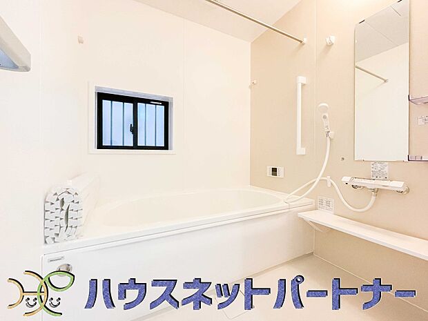 高級感溢れるカラーと大きさ・柔らかな曲線で構成された半身浴も楽しめるバスタブが心地よさをもたらします。窓もあるので換気もしっかりできますね。