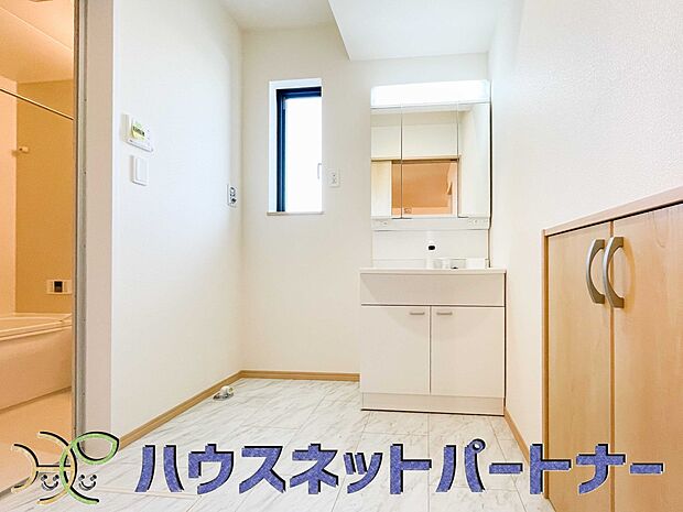 大きく見やすい三面鏡で清潔感ある洗面台は、身だしなみチェックや肌のお手入れに最適です。何かと物が増える場所だからこそ、スッキリと見映えの良い空間に拵えました。