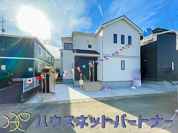 前面道路16Mと広々として、見晴らしがとてもいいです。車も出しやすく歩道がある為、小さなお子様がいるご家庭も安心です。