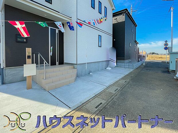 カースペース2台可。新築戸建てを購入する際、庭付きや駐車場2台付きは大変魅力的に映ります。駐車スペースが2台分あれば、夫婦それぞれ車をもっている場合や、親戚や友人などが車で来る際も安心です。