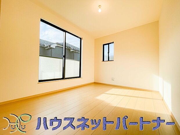 2面窓のある風通しの良いお部屋は心も体も元気にしてくれます。自分だけのお部屋作りを楽しんでみては。