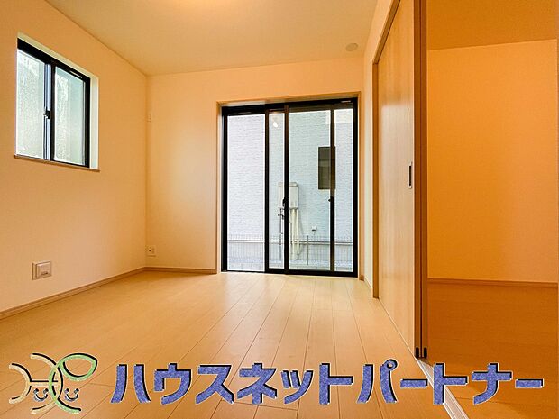 リビングのお隣の洋室は、ホームパーティーの時に開放して楽しい空間作りが出来ます。