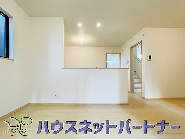 キッチンカウンターがあると配膳が楽なことがメリットの一つ。後片付けをするときも、ダイニングテーブルからあまり動かずに流し台へ運ぶことができるので便利です♪