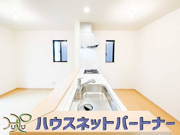 明るく開放的なオープンキッチン。家族とのコミュニケーションが取りやすく、みんなの笑顔が溢れます。