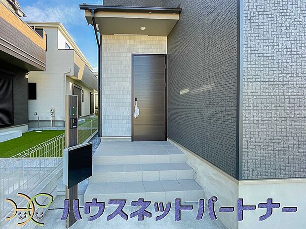 玄関の扉を開けると家族の待つお家。幸せを感じる瞬間です。