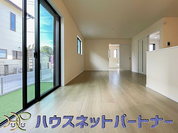 忙しい朝でも家族揃って食事をして頂ける、ゆとりある大きさのダイニングスペース。奥様の手料理をカウンター越しに受けとって頂き、テーブルで囲む素敵な時間を存分にお愉しみ下さい。