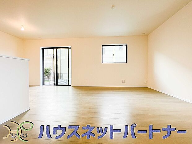 通風・採光に優れ、心地よい光と風が溢れています。 贅沢で豊かな居住性と、プライドを満たすクオリティが見事に調和した住空間。新築ならではの快適なひとときをご体感頂ける筈です。