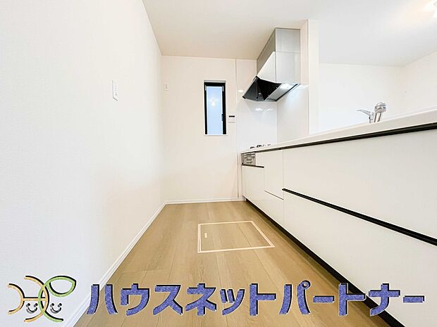 明るい自然光が入る作業スペースを多くとったキッチン採用。夫婦揃ってキッチンに立っても調理がしやすく、家事をしながら会話も弾みます。食器類もすっきりと片付く収納力。