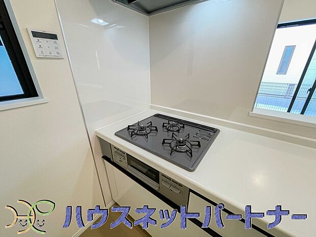 三口コンロで料理の幅を拡げてくれる使いやすいシステムキッチンを採用。洗い場も大きいので野菜や食器を洗ったりする際にも捗り、奥様の強い味方となってくれるはずです。