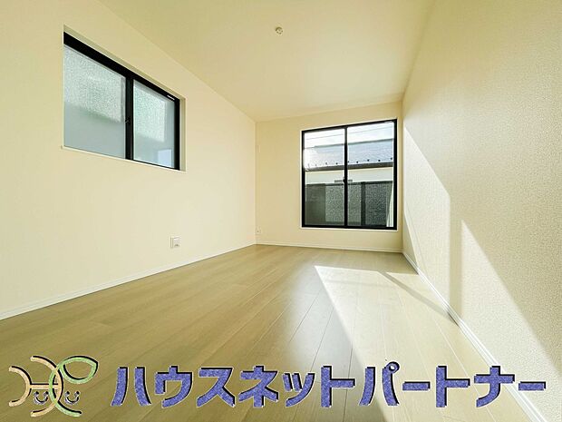 バルコニーに直接出入りできるお部屋です。ちょっと外の空気を吸いたい時や、ベランダでミニガーデニングなども楽しめそうです。