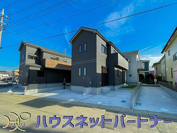 堂々たる趣ながら、主張し過ぎずどこか余裕を感じさせるシャープなフォルムで佇む邸宅は、晴天の空と照らし合わせる事で、本来あるべき完成形の姿を見せてくれます。