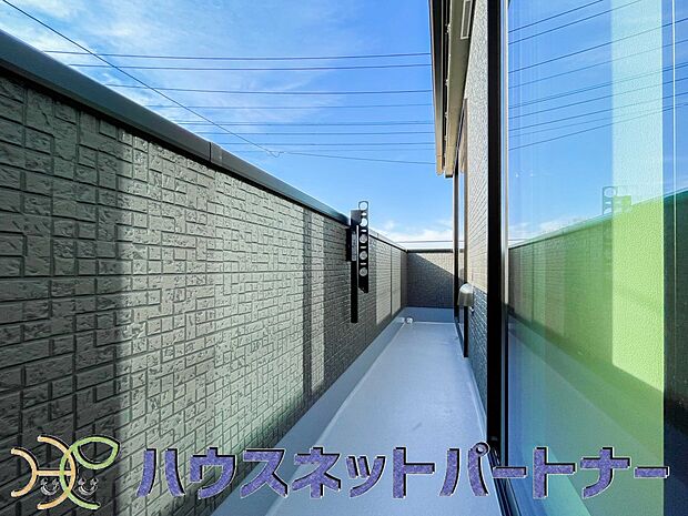 南向きバルコニーから明るい陽射しと爽やかな風がお部屋へと流れ込む、心地よい空間です。2部屋続きなのでお布団も沢山干せますね。