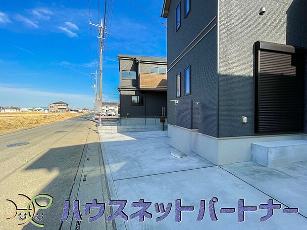 通勤や家族の送迎など、毎日の生活にマイカーが欠かせない方にとって駐車場は大事な条件。敷地内にカースペースがあれば、お出かけやお買い物の際の搬入出もらくらくです。