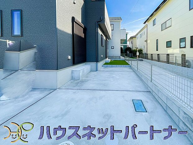 カースペース2台可。新築戸建てを購入する際、庭付きや駐車場2台付きは大変魅力的に映ります。駐車スペースが2台分あれば、夫婦それぞれ車をもっている場合や、親戚や友人などが車で来る際も安心です。