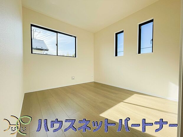 明るい2面窓のある洋室は清清しい風をお部屋へ運んでくれます。湿気やカビの心配も減るので快適に過ごせますね。