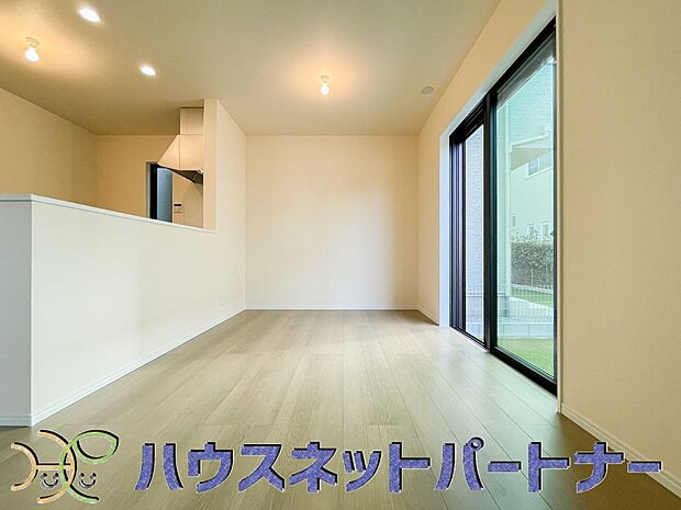 カウンターキッチンなら、リビングで遊ぶ子供の様子を見ながら料理ができるので安心です。料理を運んでもらったり、子供にお手伝いしてもらいやすいのもいいですね♪